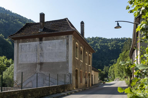 Logement, de trois quarts gauche (élévations antérieure et latérale gauche). © Région Bourgogne-Franche-Comté, Inventaire du patrimoine Logement, de trois quarts gauche (élévations antérieure et latérale gauche). © Région Bourgogne-Franche-Comté, Inventaire du patrimoine