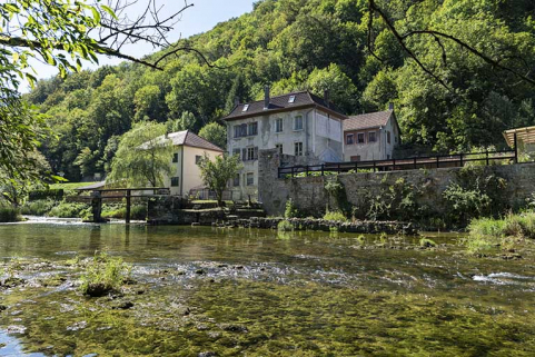 Vue d'ensemble, depuis la rive droite du Dessoubre (au nord-est). © Région Bourgogne-Franche-Comté, Inventaire du patrimoine Vue d'ensemble, depuis la rive droite du Dessoubre (au nord-est). © Région Bourgogne-Franche-Comté, Inventaire du patrimoine