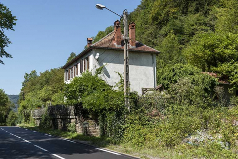 Ecole des forges au Gouffre du Lods, Liebvillers : vue d'ensemble, depuis l'est. © Région Bourgogne-Franche-Comté, Inventaire du patrimoine Ecole des forges au Gouffre du Lods, Liebvillers : vue d'ensemble, depuis l'est. © Région Bourgogne-Franche-Comté, Inventaire du patrimoine