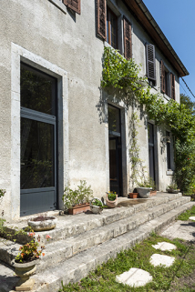 Façade antérieure et perron, vus en enfilade. © Région Bourgogne-Franche-Comté, Inventaire du patrimoine Façade antérieure et perron, vus en enfilade. © Région Bourgogne-Franche-Comté, Inventaire du patrimoine
