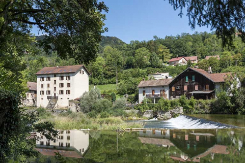 Vue d'ensemble, depuis la rive gauche du Doubs (façade postérieure). © Région Bourgogne-Franche-Comté, Inventaire du patrimoine Vue d'ensemble, depuis la rive gauche du Doubs (façade postérieure). © Région Bourgogne-Franche-Comté, Inventaire du patrimoine