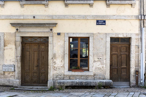 Immeuble 3 place du Chapître, façade antérieure : entrée. © Région Bourgogne-Franche-Comté, Inventaire du patrimoine