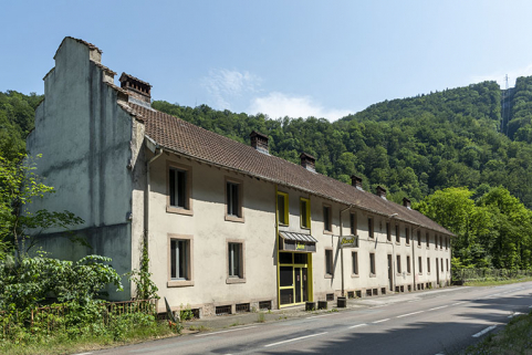 Bureau (anciens logements), depuis la route : façade antérieure, de trois quarts gauche. © Région Bourgogne-Franche-Comté, Inventaire du patrimoine