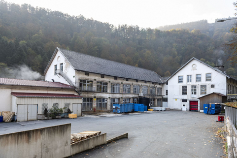 La cour depuis l'entrée : bâtiments des années 1968-1975 (à gauche) et 1897 (tréfilerie au centre et pointerie à droite). © Région Bourgogne-Franche-Comté, Inventaire du patrimoine La cour depuis l'entrée : bâtiments des années 1968-1975 (à gauche) et 1897 (tréfilerie au centre et pointerie à droite). © Région Bourgogne-Franche-Comté, Inventaire du patrimoine