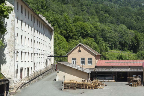 Entrée du site, depuis la cour : bureau à gauche, laboratoire au centre et entrepôts industriels. © Région Bourgogne-Franche-Comté, Inventaire du patrimoine