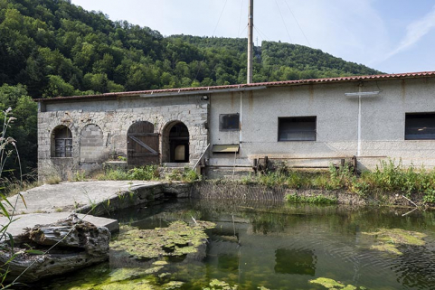 Bâtiment d'eau, façade postérieure : extrémité du barrage et prise d'eau. © Région Bourgogne-Franche-Comté, Inventaire du patrimoine