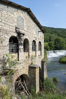Bâtiment d'eau : façade latérale droite, vue en enfilade. © Région Bourgogne-Franche-Comté, Inventaire du patrimoine