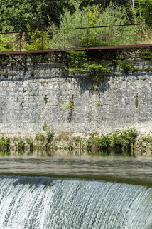 Canal d'amenée et ancien mur de soutènement de la voie ferrée et du parc aux fers. © Région Bourgogne-Franche-Comté, Inventaire du patrimoine
