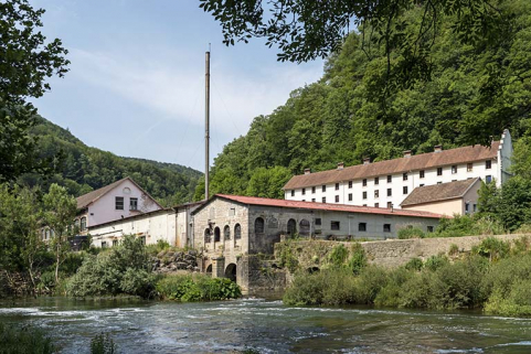 Vue d'ensemble rapprochée, depuis l'extrémité du barrage au nord-est. © Région Bourgogne-Franche-Comté, Inventaire du patrimoine Vue d'ensemble rapprochée, depuis l'extrémité du barrage au nord-est. © Région Bourgogne-Franche-Comté, Inventaire du patrimoine