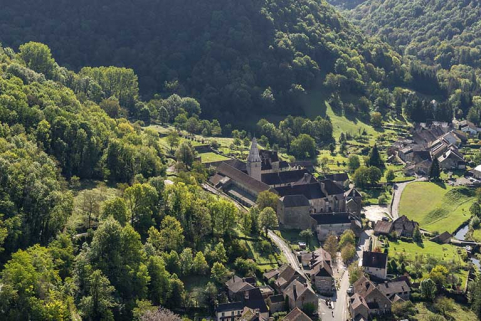 Vue d'ensemble de l'abbaye et du village depuis Granges-sur-Baume. © Région Bourgogne-Franche-Comté, Inventaire du patrimoine
