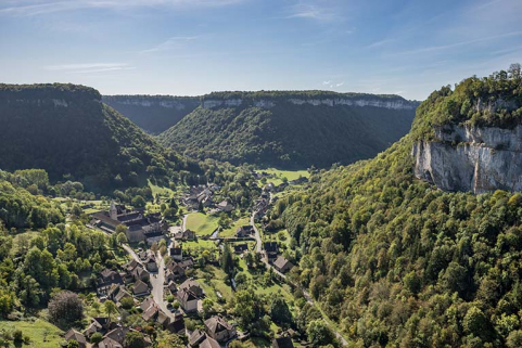 Vue d'ensemble de l'abbaye et du village depuis Granges-sur-Baume. © Région Bourgogne-Franche-Comté, Inventaire du patrimoine