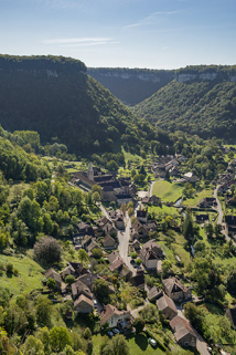 Vue d'ensemble de l'abbaye et du village depuis Granges-sur-Baume. © Région Bourgogne-Franche-Comté, Inventaire du patrimoine