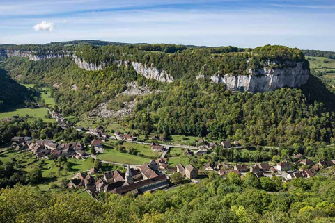 Vue d'ensemble de l'abbaye et du village depuis Granges-sur-Baume. © Région Bourgogne-Franche-Comté, Inventaire du patrimoine