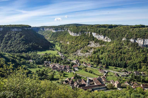 Vue d'ensemble de l'abbaye et du village depuis Granges-sur-Baume. © Région Bourgogne-Franche-Comté, Inventaire du patrimoine