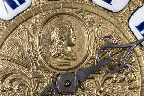 Horloge comtoise fabriquée vers 1730-1740 par les frères Jobez (Musée de la Lunette, Morez) : portrait de Louis XV. © Région Bourgogne-Franche-Comté, Inventaire du patrimoine Horloge comtoise fabriquée vers 1730-1740 par les frères Jobez (Musée de la Lunette, Morez) : portrait de Louis XV. © Région Bourgogne-Franche-Comté, Inventaire du patrimoine