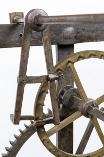 Echappement à chevilles : ancre et roue d'échappement. © Région Bourgogne-Franche-Comté, Inventaire du patrimoine Echappement à chevilles : ancre et roue d'échappement. © Région Bourgogne-Franche-Comté, Inventaire du patrimoine