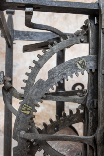 Corps avant gauche (sonnerie des heures) : détail de la roue de compte. © Région Bourgogne-Franche-Comté, Inventaire du patrimoine Corps avant gauche (sonnerie des heures) : détail de la roue de compte. © Région Bourgogne-Franche-Comté, Inventaire du patrimoine