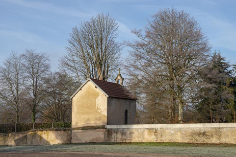 La chapelle privée depuis la route de Ferrières. © Région Bourgogne-Franche-Comté, Inventaire du patrimoine La chapelle privée depuis la route de Ferrières. © Région Bourgogne-Franche-Comté, Inventaire du patrimoine