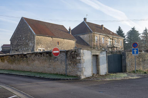 Vue de trois-quart depuis la Grande rue du Bourg. © Région Bourgogne-Franche-Comté, Inventaire du patrimoine Vue de trois-quart depuis la Grande rue du Bourg. © Région Bourgogne-Franche-Comté, Inventaire du patrimoine
