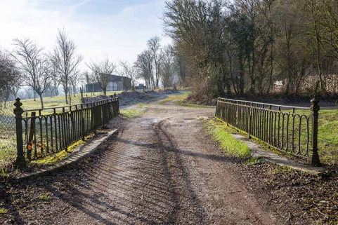 Pont franchissant la tranchée de la voie ferrée (aujourd'hui comblée) dans le quartier de l'Église. © Région Bourgogne-Franche-Comté, Inventaire du patrimoine Pont franchissant la tranchée de la voie ferrée (aujourd'hui comblée) dans le quartier de l'Église. © Région Bourgogne-Franche-Comté, Inventaire du patrimoine