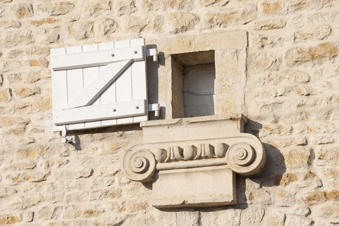 Chapiteau à volutes utilisé en remploi. © Région Bourgogne-Franche-Comté, Inventaire du patrimoine Chapiteau à volutes utilisé en remploi. © Région Bourgogne-Franche-Comté, Inventaire du patrimoine