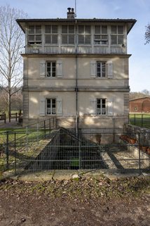 Façade sud-ouest avec le lavoir. © Région Bourgogne-Franche-Comté, Inventaire du patrimoine Façade sud-ouest avec le lavoir. © Région Bourgogne-Franche-Comté, Inventaire du patrimoine