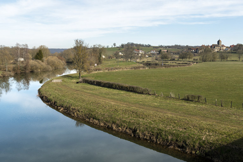 Vue du village depuis l'aval. (sud-ouest) © Région Bourgogne-Franche-Comté, Inventaire du patrimoine Vue du village depuis l'aval. (sud-ouest) © Région Bourgogne-Franche-Comté, Inventaire du patrimoine
