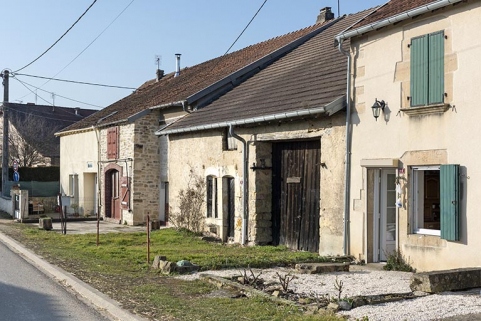 Alignement : 9 et 11 route de Vénisey. (Départementale 46.) © Région Bourgogne-Franche-Comté, Inventaire du patrimoine Alignement : 9 et 11 route de Vénisey. (Départementale 46.) © Région Bourgogne-Franche-Comté, Inventaire du patrimoine