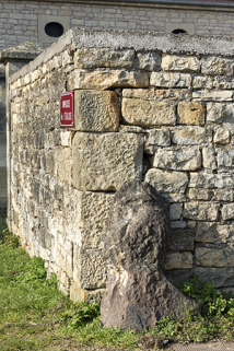 Résidu de la dernière coulée de la fonderie -selon la tradition locale-, à l'angle sud-est de l'enceinte de l'ancien presbytère. © Région Bourgogne-Franche-Comté, Inventaire du patrimoine Résidu de la dernière coulée de la fonderie -selon la tradition locale-, à l'angle sud-est de l'enceinte de l'ancien presbytère. © Région Bourgogne-Franche-Comté, Inventaire du patrimoine