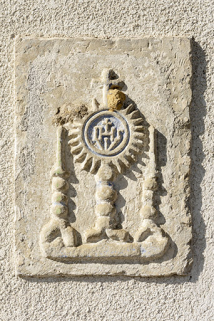 Relief eucharistique remployé sur la façade de la maison 6 rue du Treuil. © Région Bourgogne-Franche-Comté, Inventaire du patrimoine Relief eucharistique remployé sur la façade de la maison 6 rue du Treuil. © Région Bourgogne-Franche-Comté, Inventaire du patrimoine