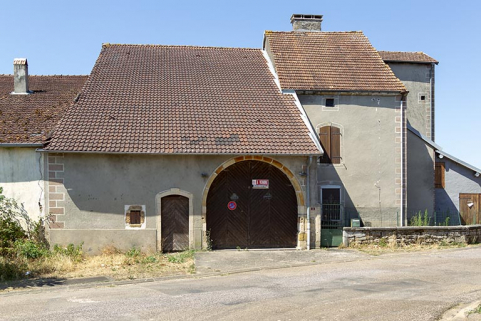Façade antérieure, porte de grange et porte piétonnière, 2 rue du Château.  © Région Bourgogne-Franche-Comté, Inventaire du patrimoine Façade antérieure, porte de grange et porte piétonnière, 2 rue du Château.  © Région Bourgogne-Franche-Comté, Inventaire du patrimoine