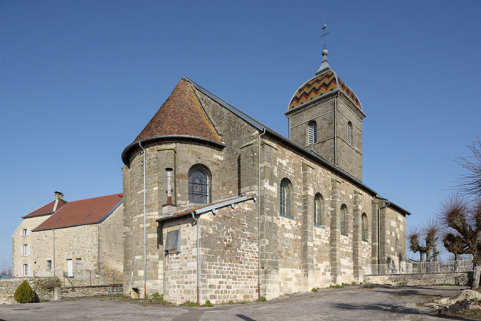 Vue de trois-quart arrière (sud-ouest) sur le chevet et la sacrisitie. Au second plan : l'ancienne cure et sa dépendance agricole. © Région Bourgogne-Franche-Comté, Inventaire du patrimoine Vue de trois-quart arrière (sud-ouest) sur le chevet et la sacrisitie. Au second plan : l'ancienne cure et sa dépendance agricole. © Région Bourgogne-Franche-Comté, Inventaire du patrimoine