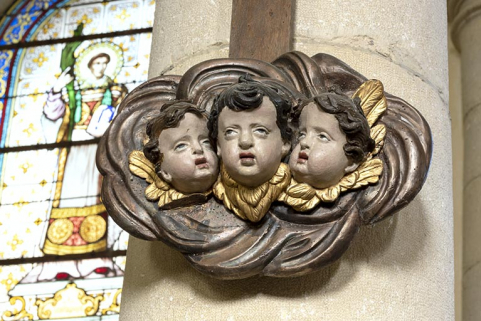 Détail des angelots au pied de la croix de chaire. © Région Bourgogne-Franche-Comté, Inventaire du patrimoine Détail des angelots au pied de la croix de chaire. © Région Bourgogne-Franche-Comté, Inventaire du patrimoine