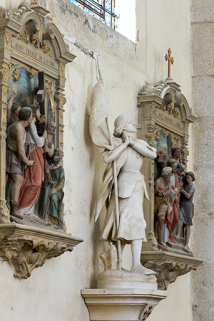 Vue de trois-quart de deux des stations du chemin de croix et d'une sculpture de Jeanne d'Arc. © Région Bourgogne-Franche-Comté, Inventaire du patrimoine Vue de trois-quart de deux des stations du chemin de croix et d'une sculpture de Jeanne d'Arc. © Région Bourgogne-Franche-Comté, Inventaire du patrimoine