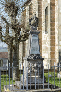Vue rapprochée de face du monument aux morts.  © Région Bourgogne-Franche-Comté, Inventaire du patrimoine Vue rapprochée de face du monument aux morts.  © Région Bourgogne-Franche-Comté, Inventaire du patrimoine