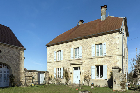 Vue de trois-quart de la façade antérieure et de la cour intérieure.  © Région Bourgogne-Franche-Comté, Inventaire du patrimoine Vue de trois-quart de la façade antérieure et de la cour intérieure.  © Région Bourgogne-Franche-Comté, Inventaire du patrimoine