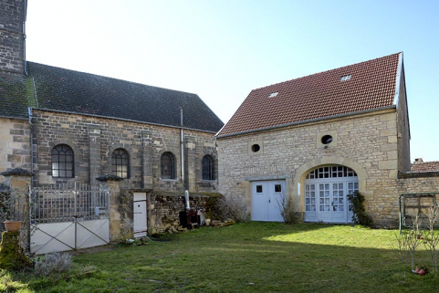 Depuis la cour au nord, vue de trois-quart de la façade antérieure de la dépendance et de l'église.  © Région Bourgogne-Franche-Comté, Inventaire du patrimoine Depuis la cour au nord, vue de trois-quart de la façade antérieure de la dépendance et de l'église.  © Région Bourgogne-Franche-Comté, Inventaire du patrimoine