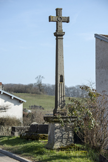 Croix de chemin à l'entrée est du village. (rue de la Chapelle)  © Région Bourgogne-Franche-Comté, Inventaire du patrimoine Croix de chemin à l'entrée est du village. (rue de la Chapelle)  © Région Bourgogne-Franche-Comté, Inventaire du patrimoine