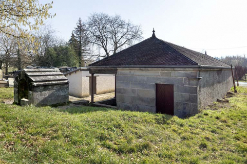 Vue de trois-quart nord-ouest du lavoir à l'entrée sud-est du village. © Région Bourgogne-Franche-Comté, Inventaire du patrimoine Vue de trois-quart nord-ouest du lavoir à l'entrée sud-est du village. © Région Bourgogne-Franche-Comté, Inventaire du patrimoine