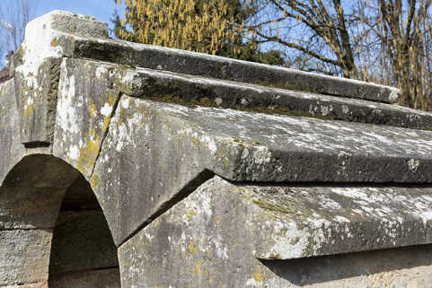 Vue de trois-quart de l'édicule sur la source jouxtant le lavoir. © Région Bourgogne-Franche-Comté, Inventaire du patrimoine Vue de trois-quart de l'édicule sur la source jouxtant le lavoir. © Région Bourgogne-Franche-Comté, Inventaire du patrimoine
