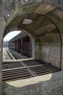 Vue du lavoir depuis l'édicule abritant la source.  © Région Bourgogne-Franche-Comté, Inventaire du patrimoine Vue du lavoir depuis l'édicule abritant la source.  © Région Bourgogne-Franche-Comté, Inventaire du patrimoine