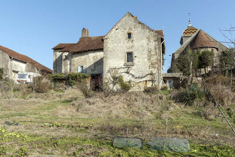 Ferme à l'ouest de l'ancienne cure (parcelles cadastrées D 562 et 446) : vue du pignon depuis l'ouest. © Région Bourgogne-Franche-Comté, Inventaire du patrimoine Ferme à l'ouest de l'ancienne cure (parcelles cadastrées D 562 et 446) : vue du pignon depuis l'ouest. © Région Bourgogne-Franche-Comté, Inventaire du patrimoine