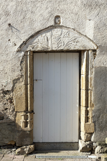Ferme à l'ouest de l'ancienne cure (parcelles cadastrées D 562 et 446) : tympan en plein cintre décoré d’oiseaux et de feuillages en relief écrasé remployé comme linteau d'une porte aux piédroits moulurés.  © Région Bourgogne-Franche-Comté, Inventaire du patrimoine Ferme à l'ouest de l'ancienne cure (parcelles cadastrées D 562 et 446) : tympan en plein cintre décoré d’oiseaux et de feuillages en relief écrasé remployé comme linteau d'une porte aux piédroits moulurés.  © Région Bourgogne-Franche-Comté, Inventaire du patrimoine