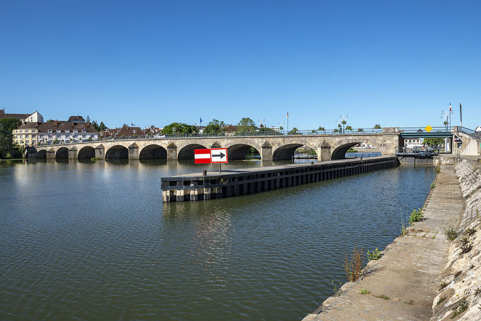 Entrée  amont de l'écluse et pont en pierre. © Région Bourgogne-Franche-Comté, Inventaire du patrimoine Entrée  amont de l'écluse et pont en pierre. © Région Bourgogne-Franche-Comté, Inventaire du patrimoine