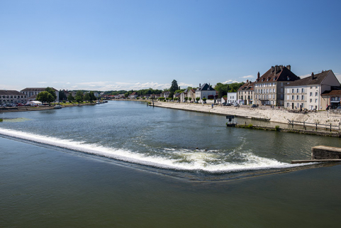 Vue d'ensemble des quais de la Mavia et Villeneuve depuis le pont en pierre. © Région Bourgogne-Franche-Comté, Inventaire du patrimoine