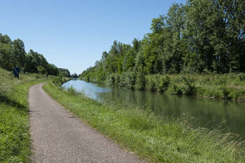 La dérivation et le chemin de halage transformé en piste cyclable. © Région Bourgogne-Franche-Comté, Inventaire du patrimoine La dérivation et le chemin de halage transformé en piste cyclable. © Région Bourgogne-Franche-Comté, Inventaire du patrimoine