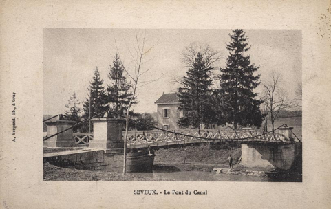 Seveux - Le Pont du Canal, carte postale (et la maison de l'éclusier en arrière-plan). © Région Bourgogne-Franche-Comté, Inventaire du patrimoine Seveux - Le Pont du Canal, carte postale (et la maison de l'éclusier en arrière-plan). © Région Bourgogne-Franche-Comté, Inventaire du patrimoine