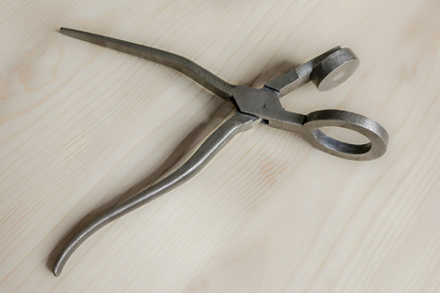 Usine Hugoniot-Tissot puis Hugoniot-Perrenoud, actuellement musée de la Pince, 12 rue de la Pommeraie : pince à hostie. © Région Bourgogne-Franche-Comté, Inventaire du patrimoine