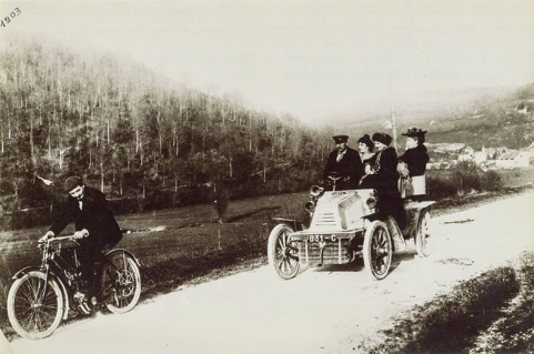 [La famille Jeanperrin en motocyclette et en automobile], 1903. © Région Bourgogne-Franche-Comté, Inventaire du patrimoine