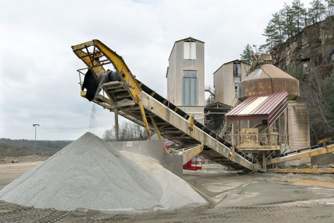 Nouvelles installations : poste de concassage et tapis roulant. © Région Bourgogne-Franche-Comté, Inventaire du patrimoine